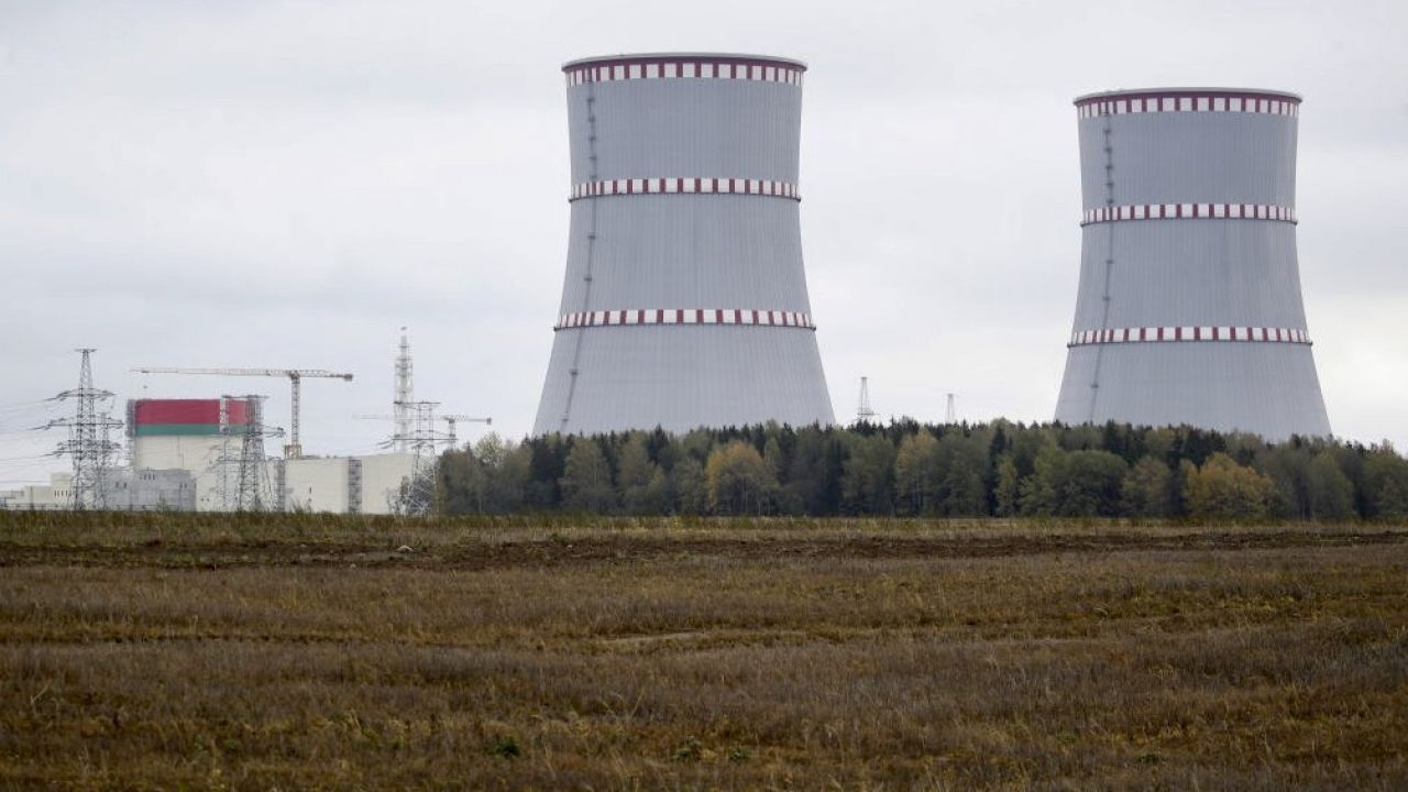 Elektrownia atomowa w Ostrowcu na Białorusi znajduje się zaledwie 20 km od granicy z Litwą (fot. Natalia Fedosenko\TASS via Getty Images) Elektrownia atomowa w Ostrowcu na Białorusi znajduje się zaledwie 20 km od granicy z Litwą (fot. Natalia Fedosenko\TASS via Getty Images)