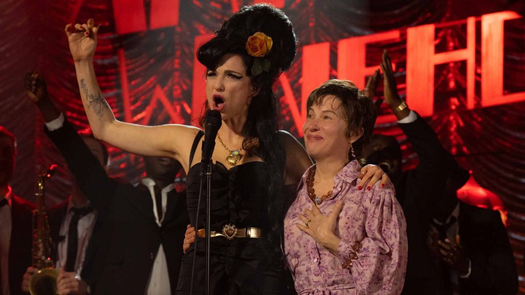 Biografia Amy Winehouse nie tylko przypomina o życiu brytyjskiej piosenkarki – to także poruszający hołd dla jej talentu i dziedzictwa, które pozostaje niezapomniane. Fot. materiały prasowe Kino Świat