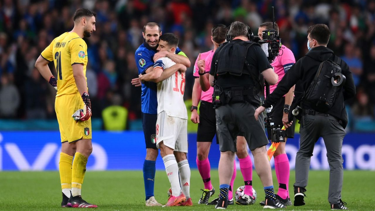 Giorgio Chiellini ściska Jordiego Albę (fot. Getty) Giorgio Chiellini ściska Jordiego Albę (fot. Getty)