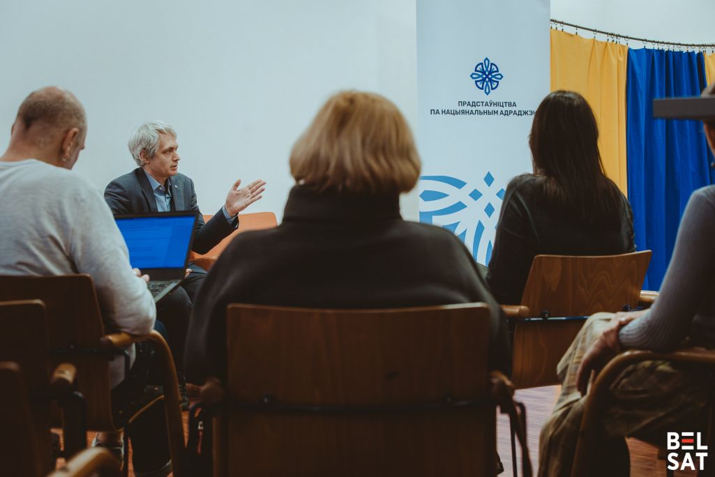 Выканальнік абавязкаў прадстаўніка Аб’яднанага пераходнага кабінету ў справе нацыянальнага адраджэння Павел Баркоўскі мадэруе дыскусію падчас экспертнага форуму «Моўная палітыка ў Беларусі: Праектуючы будучыню». Варшава, Польшча, 17 снежня 2024 года. Фота: Белсат