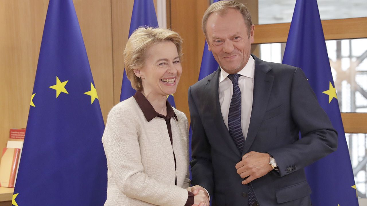 Politycy Zjednoczonej Prawicy sugerują, że niemieccy przyjaciele nagrodzą Donalda Tuska kolejnym stanowiskiem w Brukseli. (fot. PAP/EPA/OLIVIER HOSLET / POOL)