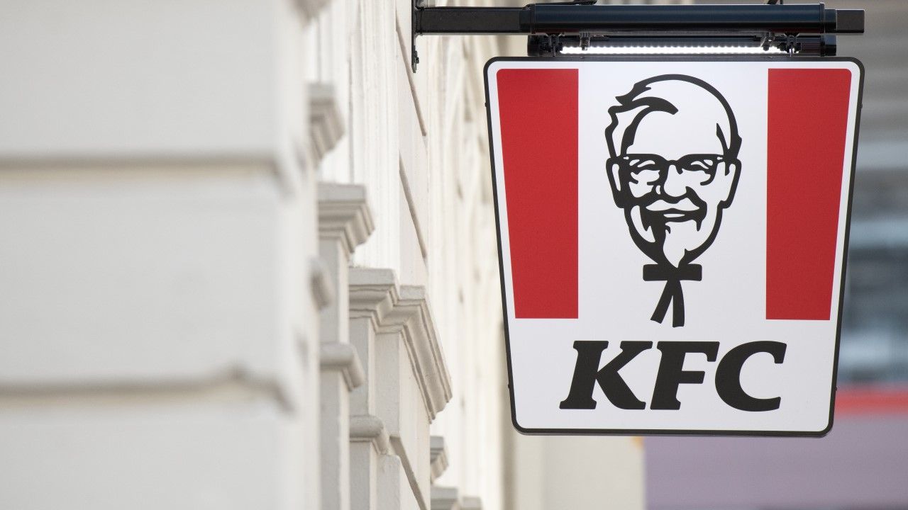 AmRest Holdings rozpoczął proces czasowego zawieszenia działalności marki KFC w Rosji(fot. Matthew Horwood/Getty Images)