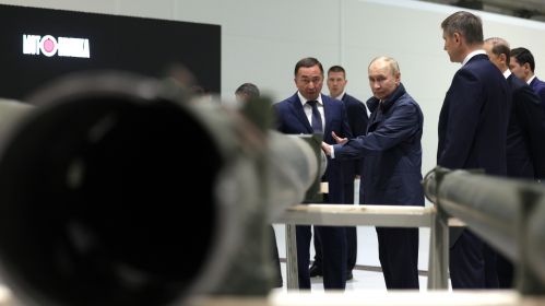 Уладзімір Пуцін глядзіць на трубу падчас наведвання прадпрыемства «Мотовилихинские заводы»