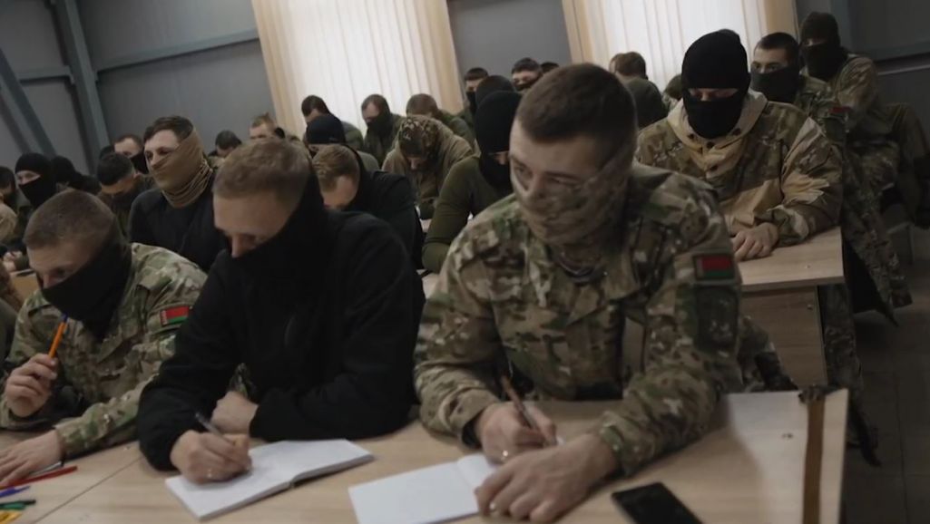 Спецназаўцы ўнутраных войскаў МУС Беларусі на занятках з баевікамі ПВК Вагнэра. Скрыншот: vvmvdrb / Telegram