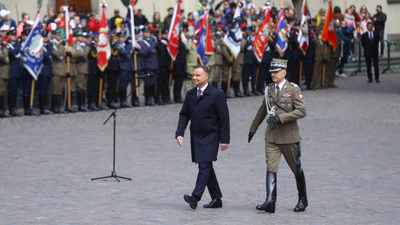 Prezydent Andrzej Duda i szef Sztabu Generalnego Wojska Polskiego gen. broni Rajmund Andrzejczak podczas uroczystości zorganizowanych z okazji Święta Konstytucji 3 maja (fot.PAP/Rafał Guz) Prezydent Andrzej Duda i szef Sztabu Generalnego Wojska Polskiego gen. broni Rajmund Andrzejczak podczas uroczystości zorganizowanych z okazji Święta Konstytucji 3 maja (fot.PAP/Rafał Guz)