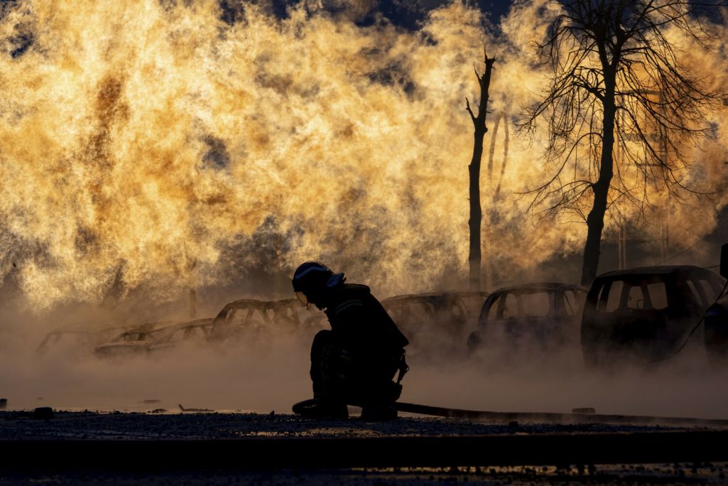 Супрацоўнік ДСНС працуе на тушэнні пажару газаправода  (Фота: Evgeniy Maloletka / AP Photo / East News)