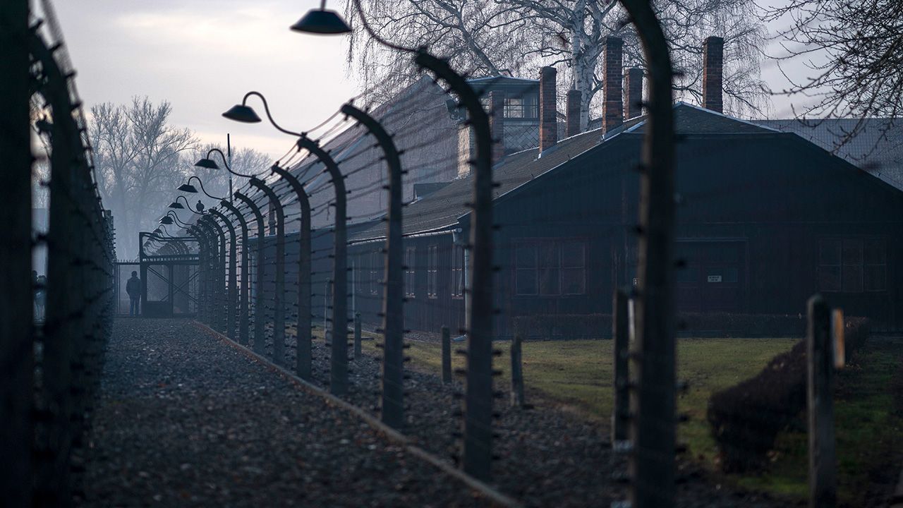 Niemcy założyli obóz Auschwitz w 1940 r., aby więzić w nim Polaków; Auschwitz II-Birkenau powstał dwa lata później (fot. Christopher Furlong/Getty Images) Niemcy założyli obóz Auschwitz w 1940 r., aby więzić w nim Polaków; Auschwitz II-Birkenau powstał dwa lata później (fot. Christopher Furlong/Getty Images)