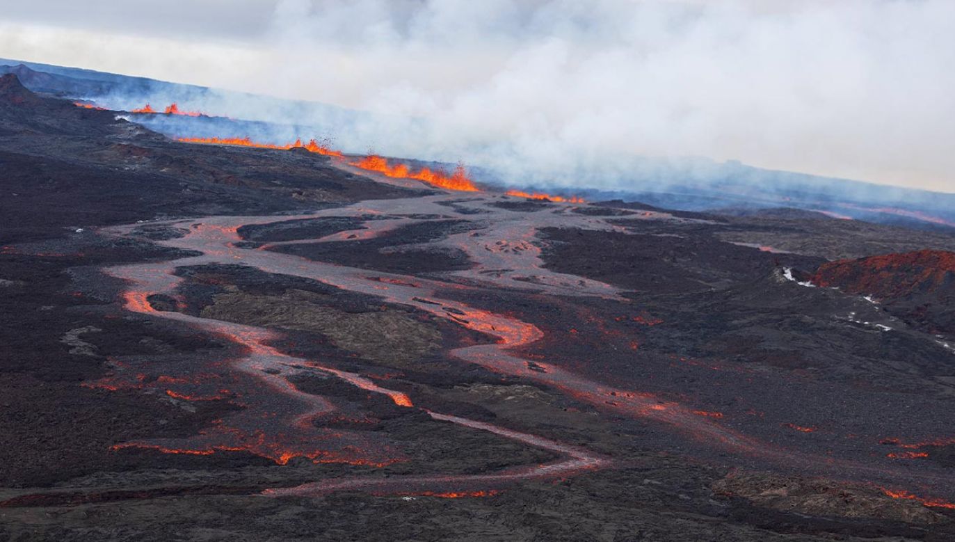 Wybuch największego na świecie aktywnego wulkanu Mauna Loa (fot. PAP/EPA/BRUCE OMORI / PARADISE HELICOPTERS) 