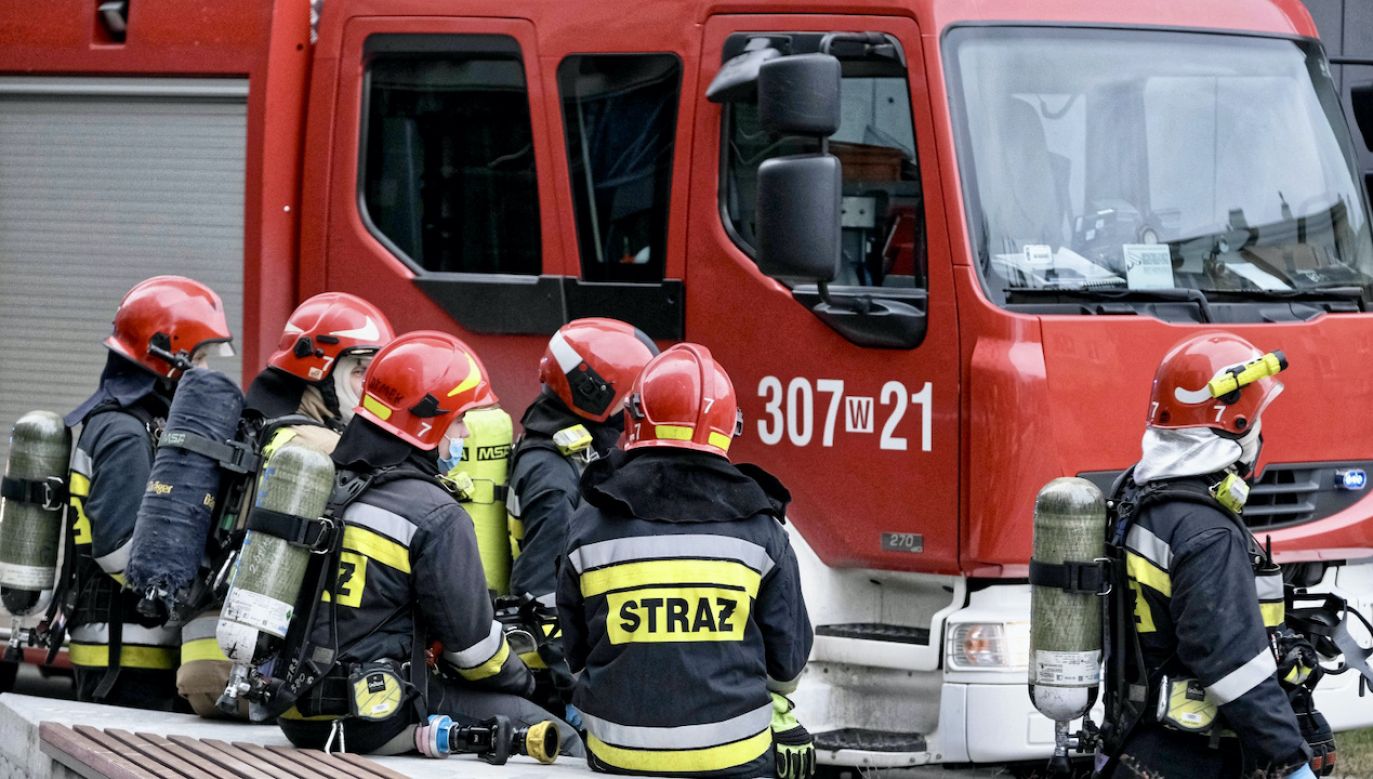 Na miejscu katastrofy pracuje kilkunastu strażaków (fot. arch.PAP)