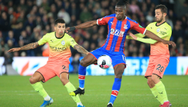 Wilfried Zaha atakowany przez piłkarzy Manchesteru City (fot. Getty Images)