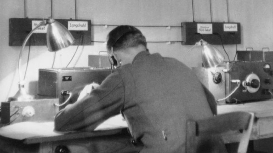 Żołnierz Abwehry z komórki nasłuchu radiowego. Fot. By Bundesarchiv, Bild 146-2005-0157 / CC-BY-SA 3.0, CC BY-SA 3.0 de/Wikimedia