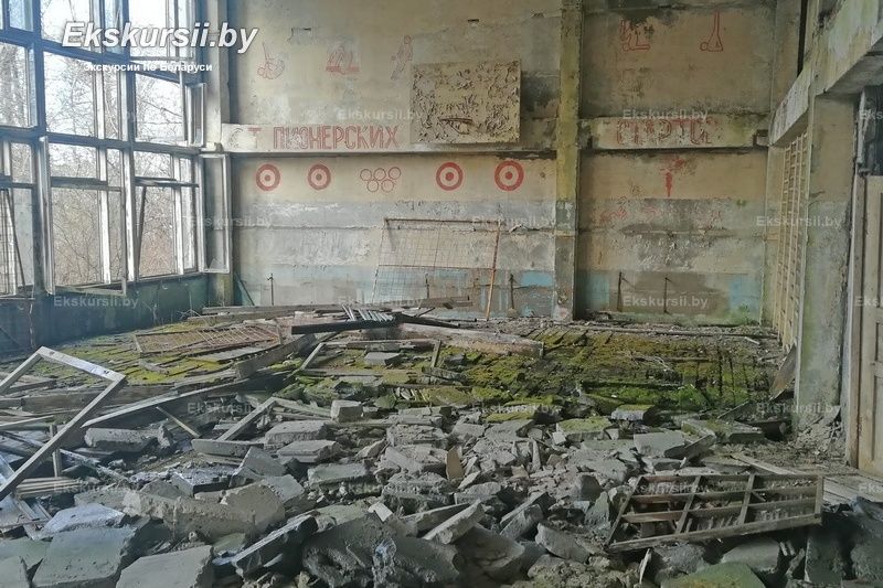 Закінутая школа ў беларускай зоне адчужэння. Фота: ekskursii.by