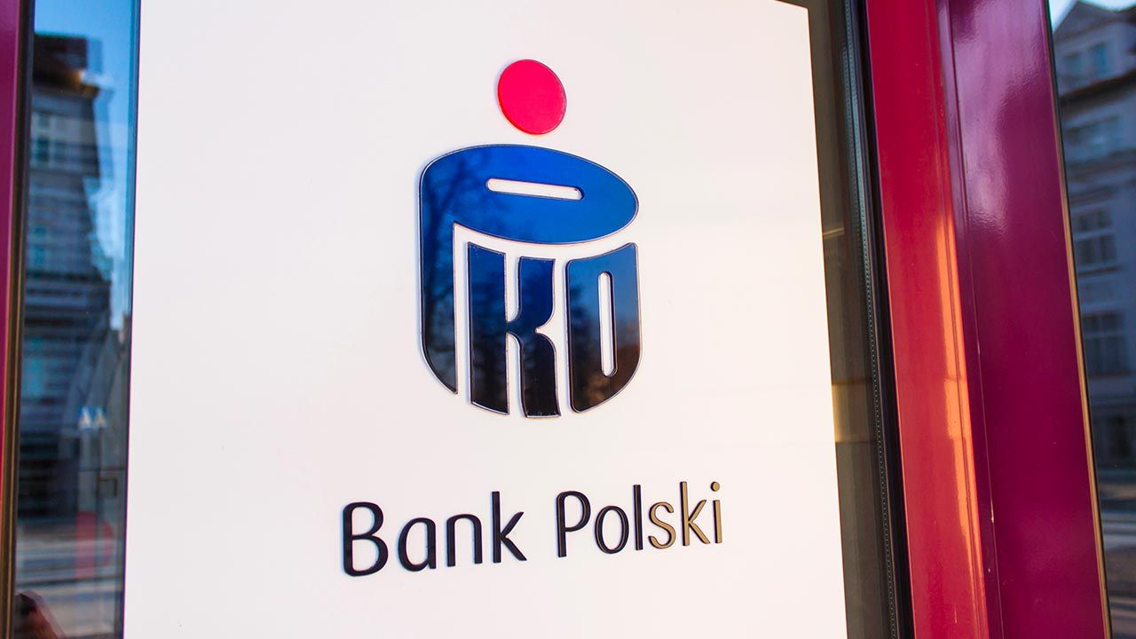 Bank  PKO BP poinformował, że od stycznia 2015 roku, „czyli od momentu gwałtownego wzrostu kursu CHF, w banku obowiązuje tabela kursowa dedykowana do kredytów w CHF – spread wynosi 1 proc.”(fot. Shutterstock/ksokolowska)