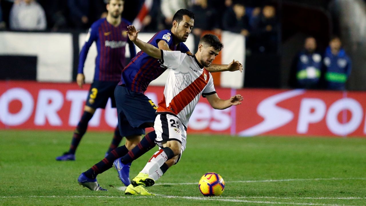 Jose Pozo w starciu o piłkę z Sergio Busquetsem (fot. Getty Images)