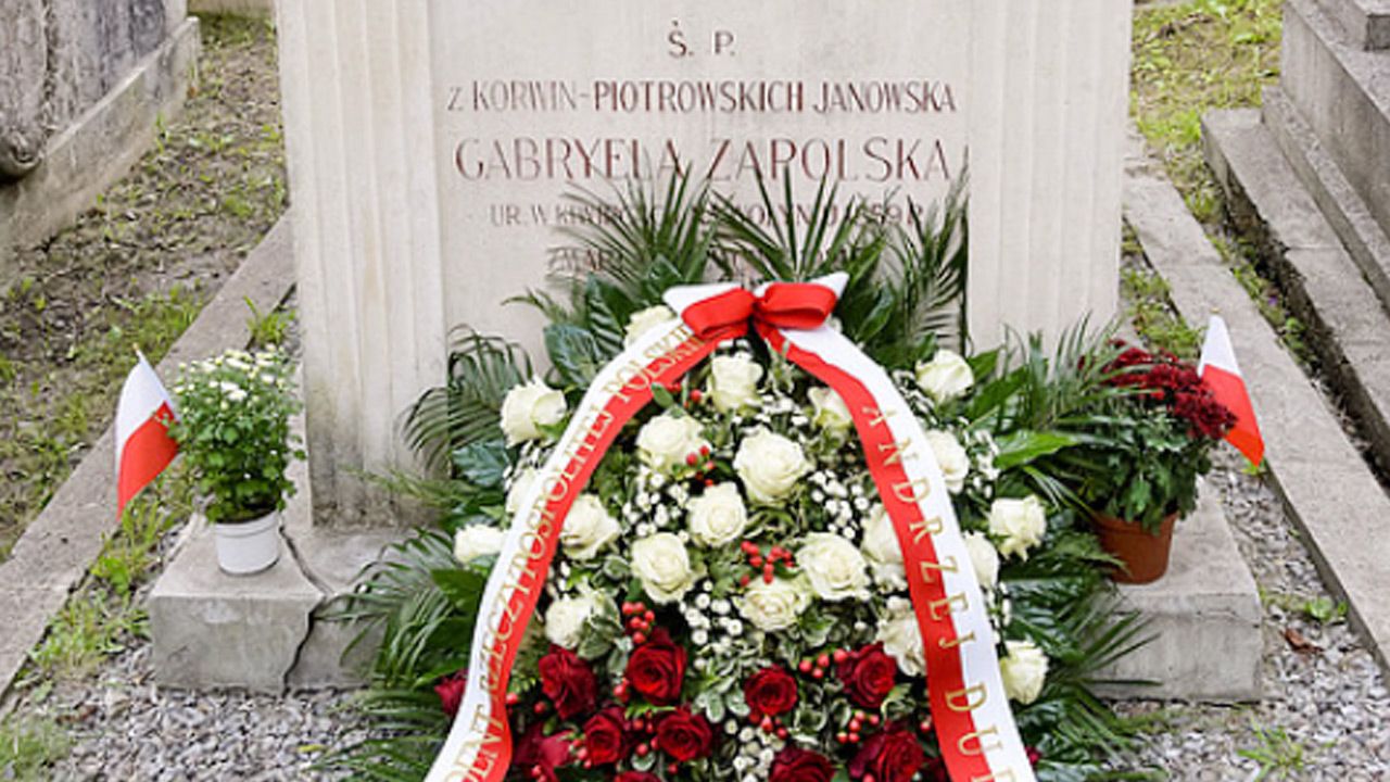 Wieniec został złożony na grobie pisarki na Cmentarzu Łyczakowskim we Lwowie (fot. prezydent.pl) Wieniec został złożony na grobie pisarki na Cmentarzu Łyczakowskim we Lwowie (fot. prezydent.pl)
