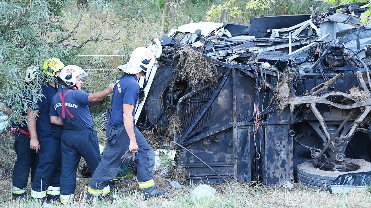 Wypadek autobusu na Węgrzech (fot. PAP/EPA/Zoltan Mihadak) Wypadek autobusu na Węgrzech (fot. PAP/EPA/Zoltan Mihadak)