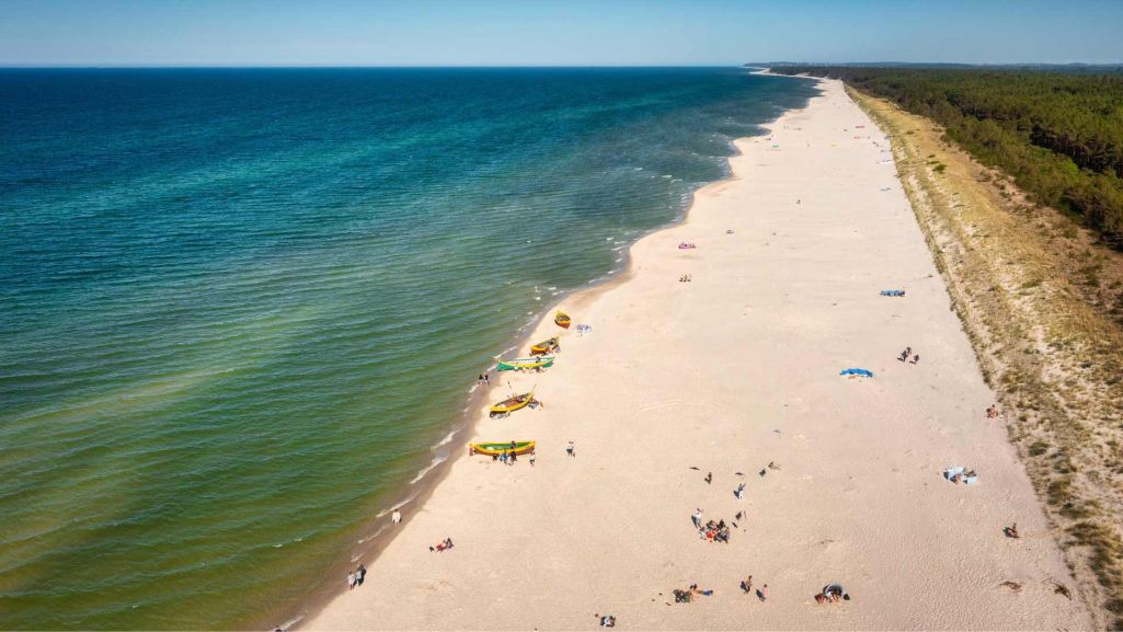 Dębki to była wioska rybacka, która obecnie jest spokojnym ośrodkiem turystycznym z piękną plażą. Fot. Patryk Kosmider/ Shutterstock