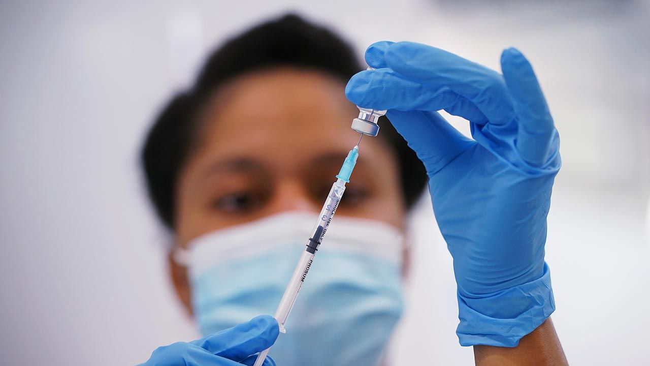 Nowe zasady mają przełamać czwartą falę pandemii  (fot. Yui Mok/PA Images via Getty Images)