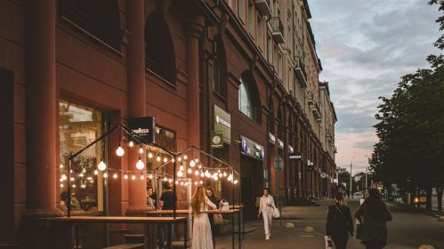 Людзі каля кавярні Lavazza на Нямізе ў Менску, Беларусь. 14 мая 2021 года. Здымак мае ілюстрацыйны характар. Фота: Белсат