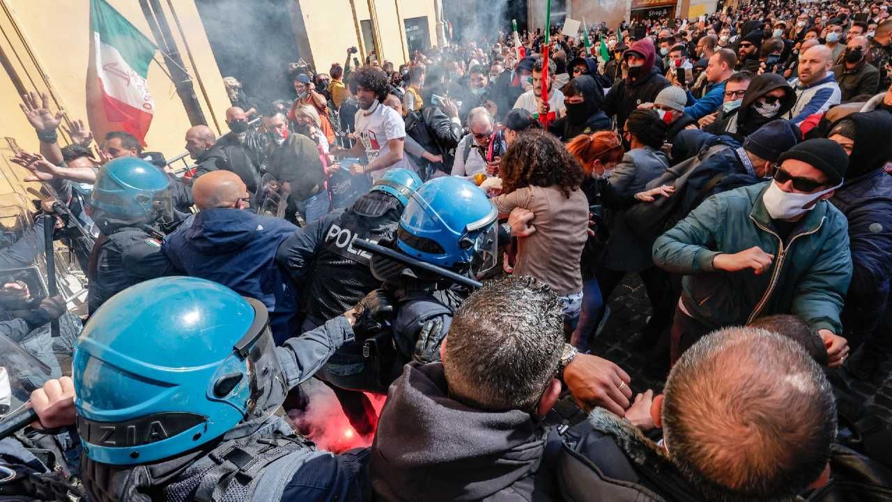 Zatrzymano kilka osób (fot. PAP/EPA/GIUSEPPE LAMI) Zatrzymano kilka osób (fot. PAP/EPA/GIUSEPPE LAMI)