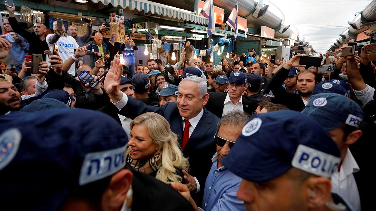 Przed wyborami parlamentarnymi w Izraelu opozycja wybija kwestie oskarżeń korupcyjnych wobec premiera Netanjahu (C) (fot. REUTERS/Tomer Appelbaum) Przed wyborami parlamentarnymi w Izraelu opozycja wybija kwestie oskarżeń korupcyjnych wobec premiera Netanjahu (C) (fot. REUTERS/Tomer Appelbaum)