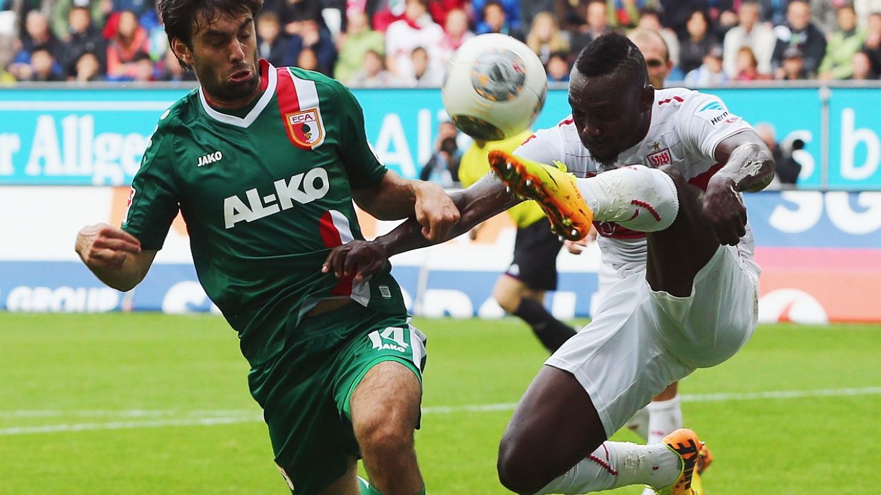 Jan Moravek (Augsburg) i Arthur Boka (Stuttgart) (fot. Getty Images)