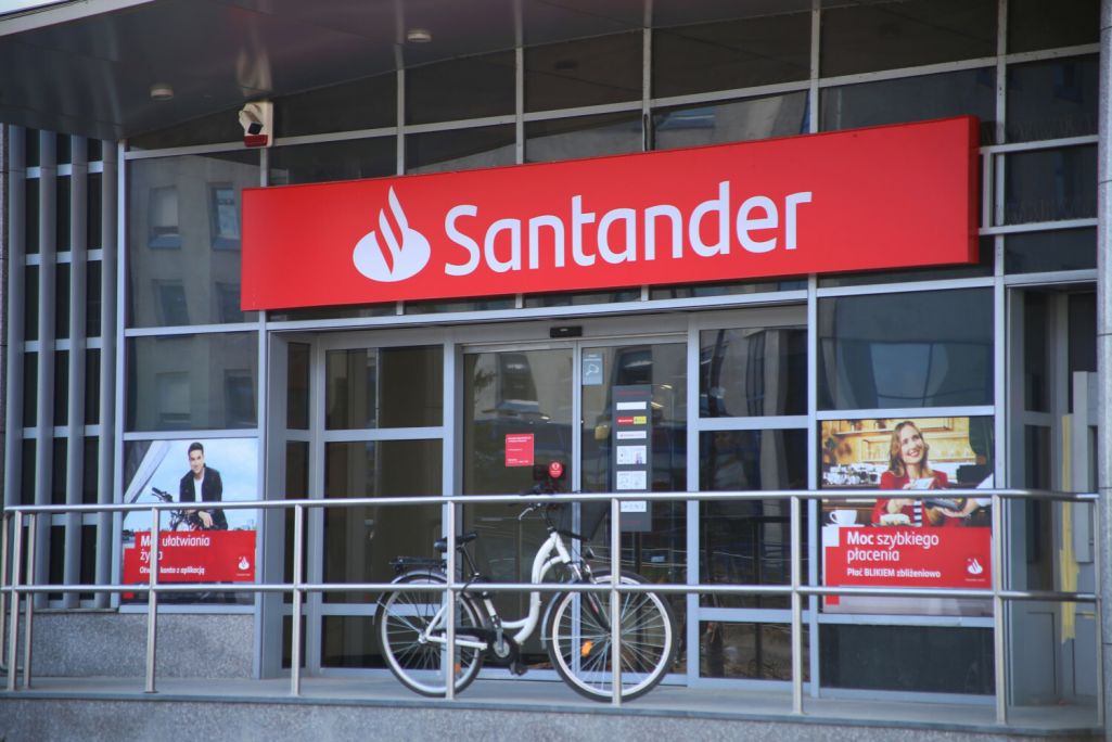 Здымак мае ілюстрацыйны характар. Банк «Santander» у Варшаве, Польшча. (Фота: Hubert Hardy / Reporter / East News)