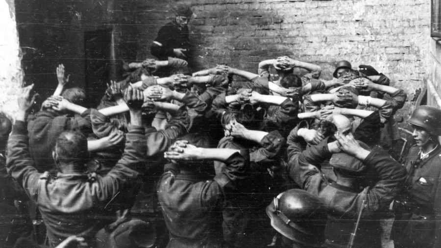 Jeńcy niemieccy po zdobyciu budynku PAST-y na podwórzu kamienicy przy ulicy Zielnej, 20 sierpnia 1944 r. Fot. Eugeniusz Lokajski/Common Wikimedia