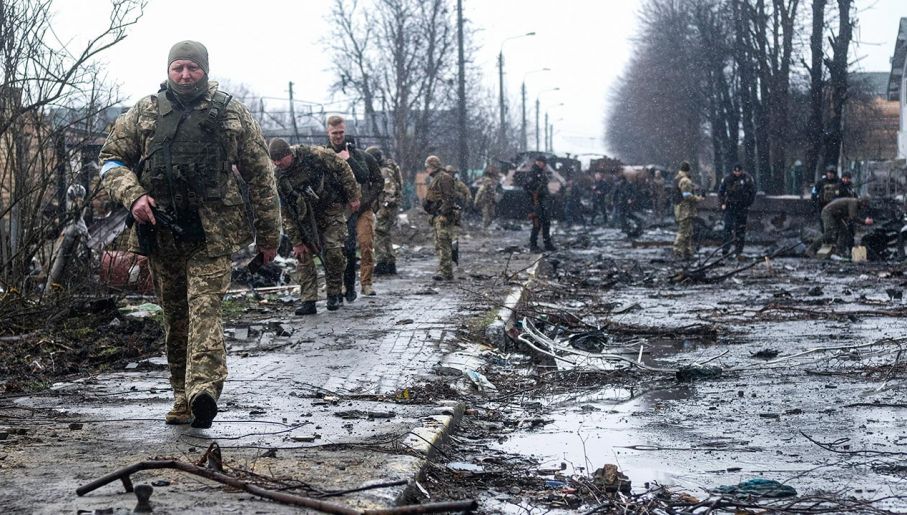 https://s10.tvp.pl/images2/0/9/0/uid_090a506ef1cfc5b22d1d23c0d5dadfce1649055225919_width_907_play_0_pos_0_gs_0_height_515_ukrainscy-zolnierze-na-drodze-w-buczy-fot-matthew-hatchersopa-imageslightrocket-via-getty-images.jpg