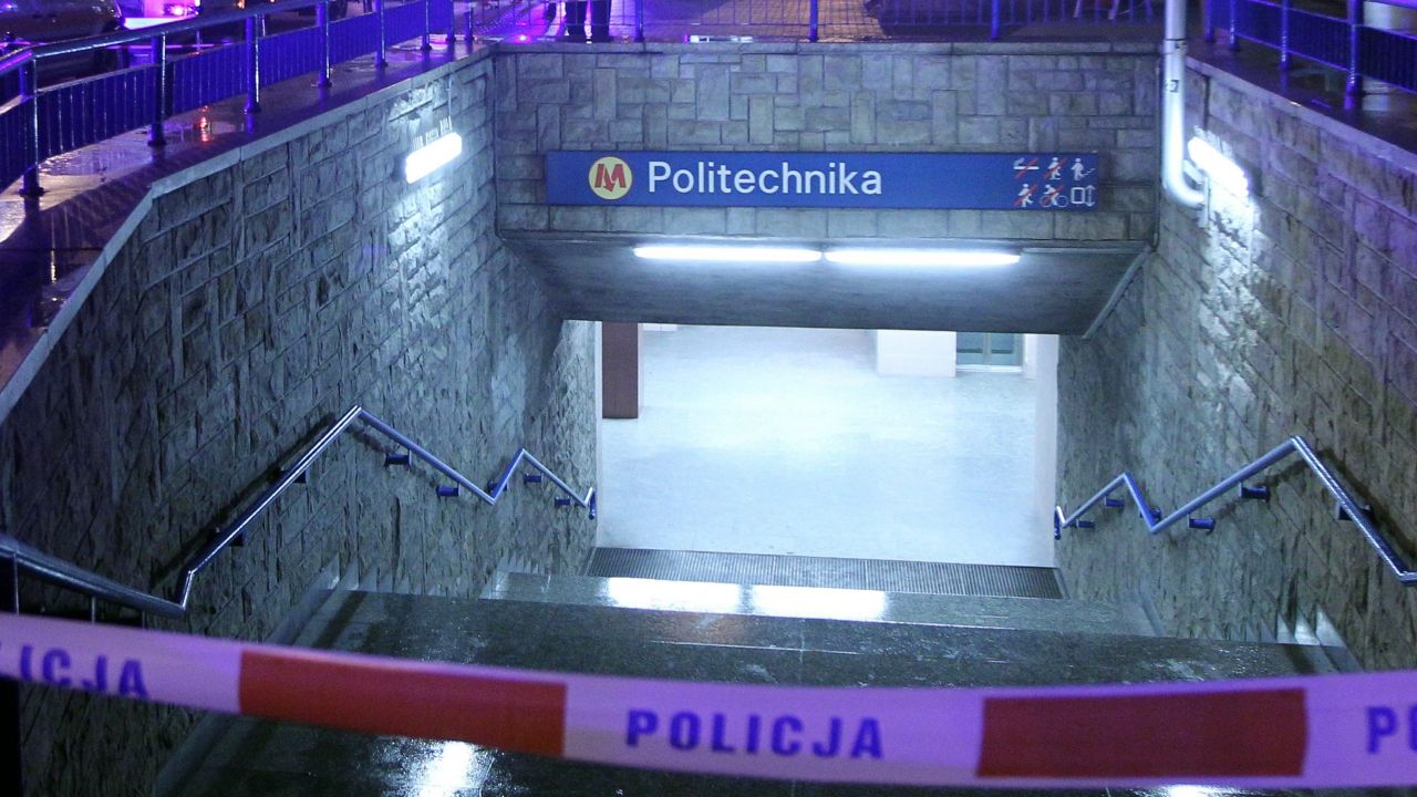 Z powodu podejrzenia zakażenia koronawirusem u mężczyzny, który przebywał na stacji metra Politechnika, stacja została zamknięta do dezynfekcji (zdjęcie ilustracyjne) (fot. arch. PAP / Radek Pietruszka) Z powodu podejrzenia zakażenia koronawirusem u mężczyzny, który przebywał na stacji metra Politechnika, stacja została zamknięta do dezynfekcji (zdjęcie ilustracyjne) (fot. arch. PAP / Radek Pietruszka)