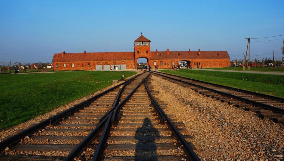 Obóz w Auschwitz-Birkenau (fot. flickr.com/ Jordi Escuer)