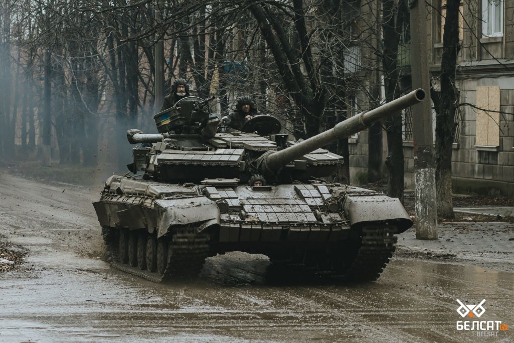 Украінскі танк на вуліцы Бахмуту, Данецкая вобласць, Украіна. 17 лістапада 2022 года. (Фота: Белсат)