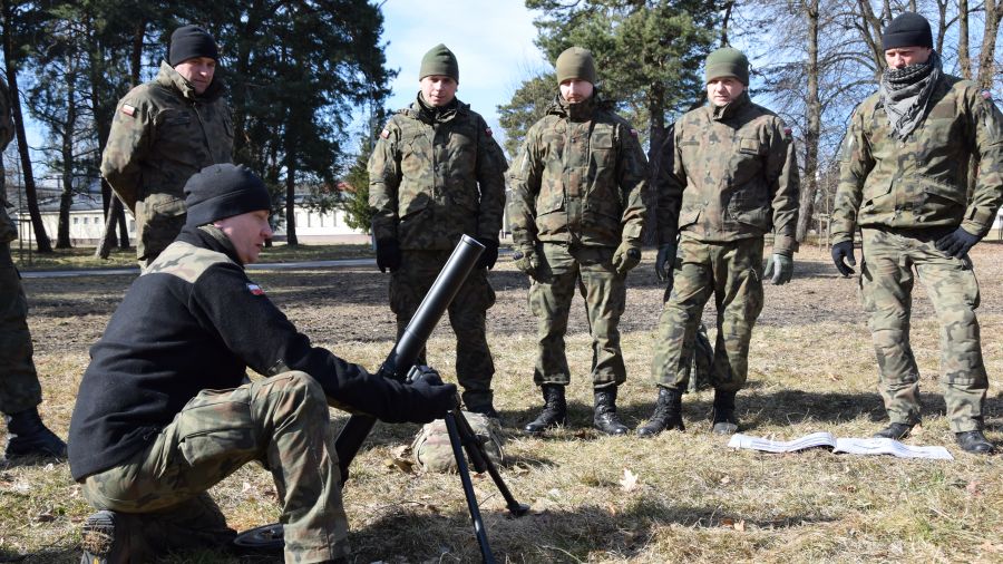 Szkolenia specjalistyczne Terytorialsów. Uczyli się obsługi moździerza i granatników - fot. WOT