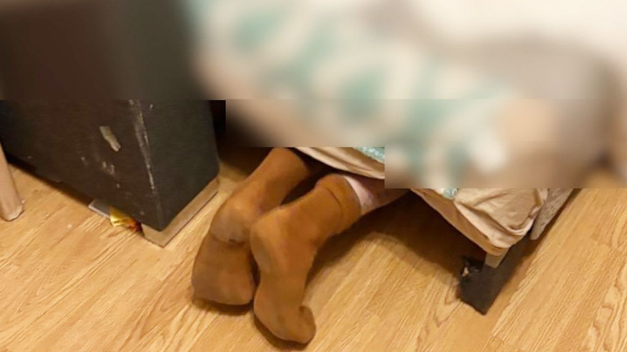 Kryjówka pod łóżkiem nie pomogła. Zdradziły go wystające stopy