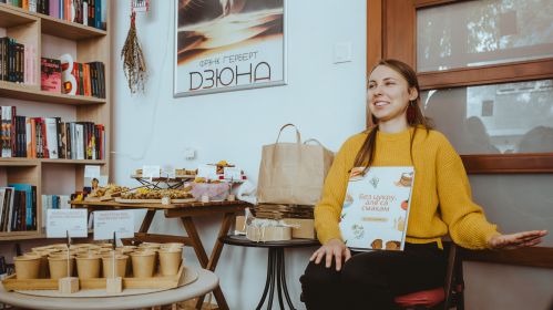 Кулінарная блогерка Алеся Княжэвіч на прэзентацыі сваёй кнігі «Без цукру, але са смакам» у кнігарні Кнігаўка. 