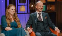 Uczestnicy 11. edycji programu „Rolnik szuka żony”: Dominika i Rafał. Kobieta ma długie, kasztanowe włosy i jest ubrana w zieloną sukienkę. Mężczyzna jest roześmiany i ma na sobie ciemnoszary garnitur.