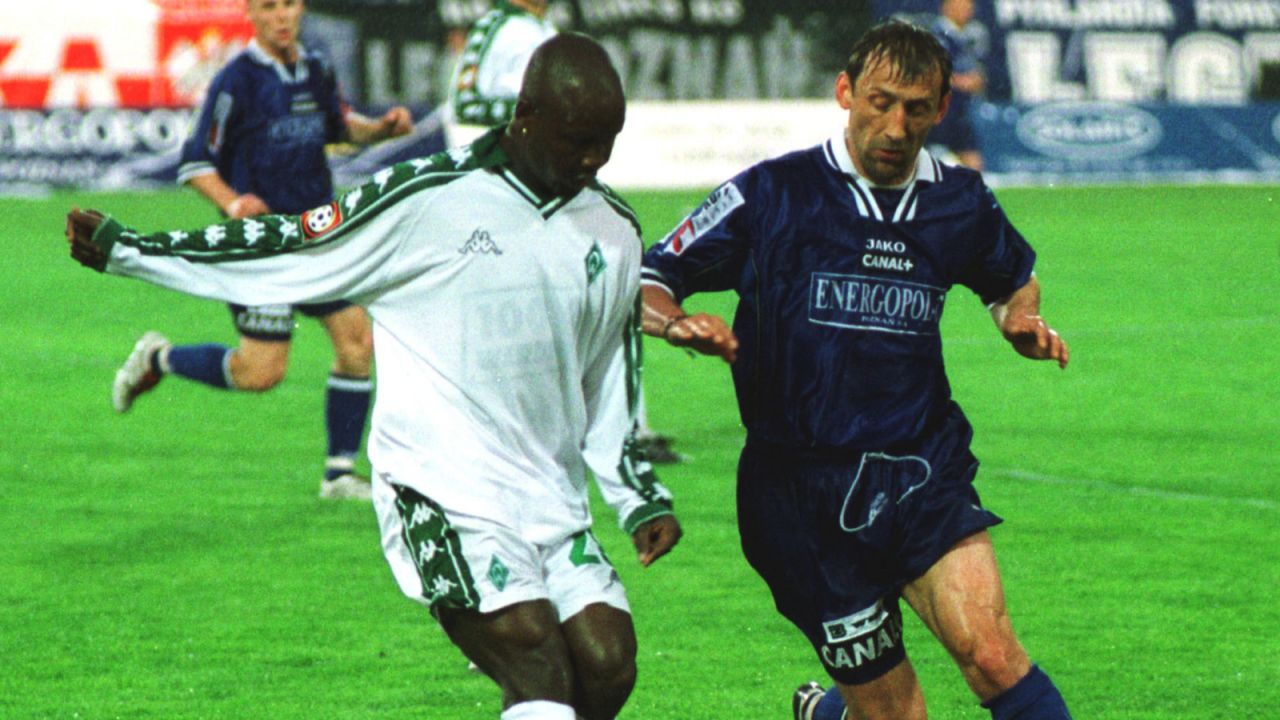 Tjikuzu Razundara z Werderu (L) i Jarosław Araszkiewicz (fot. PAP)