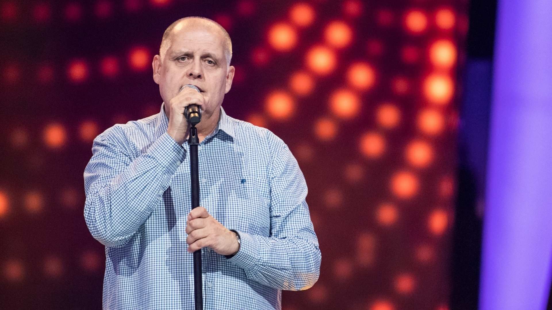 Krzysztof Rybka, oprócz interpretacji piosenki „Dolce vita” Ryana Parisa, zaskoczył trenerów programu „The Voice Senior” swoją wersją „(Theme From) New York, New York” Franka Sinatry. Fot. Waldemar Kompała/ TVP 