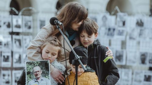 Антаніна Канавалава з дзецьмі