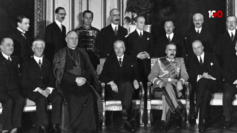 Choć w wśród elit politycznych II RP nie było zbyt wielu osób zaangażowanych religijnie, to jednak Kościół był mocno obecny w przestrzeni publicznej. Tu grudzień 1928 roku. Wizyta węgierskiego ministra spraw zagranicznych Jalosa Walko w Polsce. Spotkanie na Zamku Królewskim z prezydentem Ignacym Mościckim. Wśród zaproszonych arcybiskup Aleksander Kakowski i marszałek Józef Piłsudski. Fot. NAC