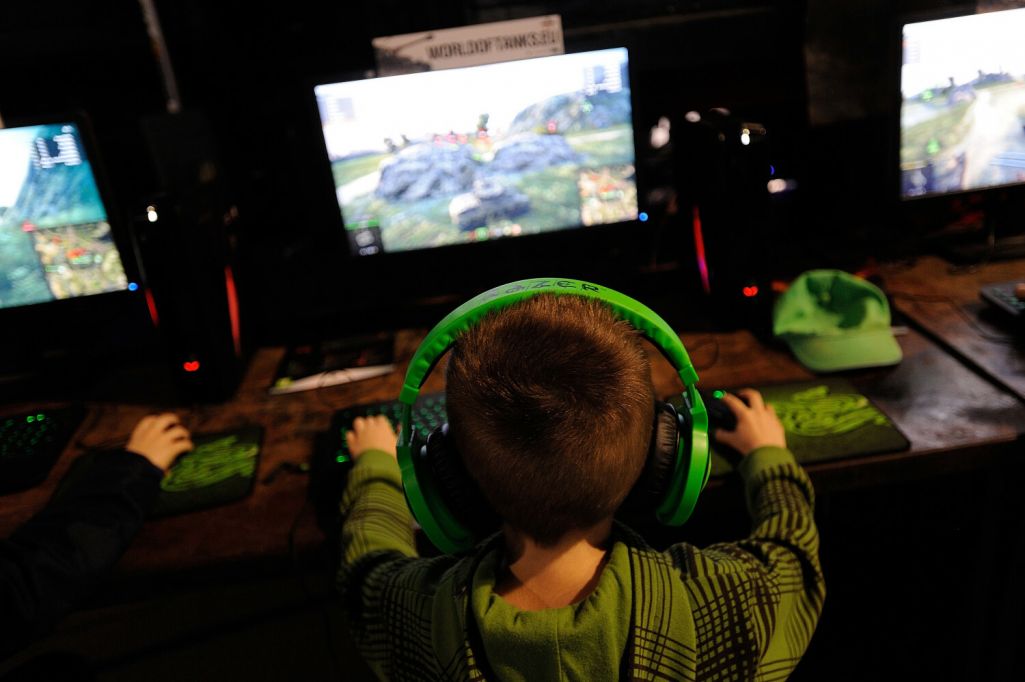 Хлопчык гуляе ў «World of Tanks». Здымак мае ілюстрацыйны характар. Фота: Міхал Варгін / East News
