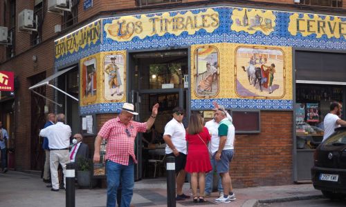 В барах становится тесно. Лос-Тимбалес - популярное место, где хранятся сувениры знаменитого тореадора Мануэля Родригеса 