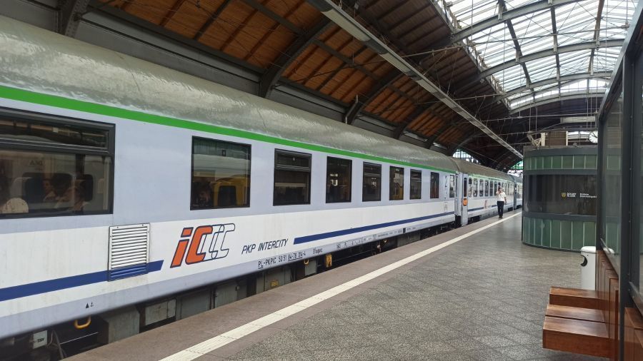 Szczegółowe informacje o rozkładzie jazdy oraz dostępności miejsc można znaleźć na stronie internetowej PKP Intercity i w aplikacjach mobilnych (fot. TVP3 Wrocław, zdjęcie ilustracyjne)