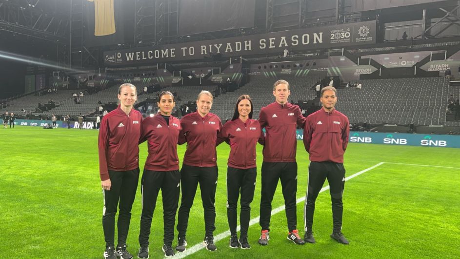 Paulina Baranowska razem z koleżankami sędziami i sędziami VAR-ami przed meczem Al-Nassr – Inter Miami, w tle dekoracja w postaci dużych "koszulek" obu klubów (fot. archiwum prywatne Pauliny Baranowskiej)