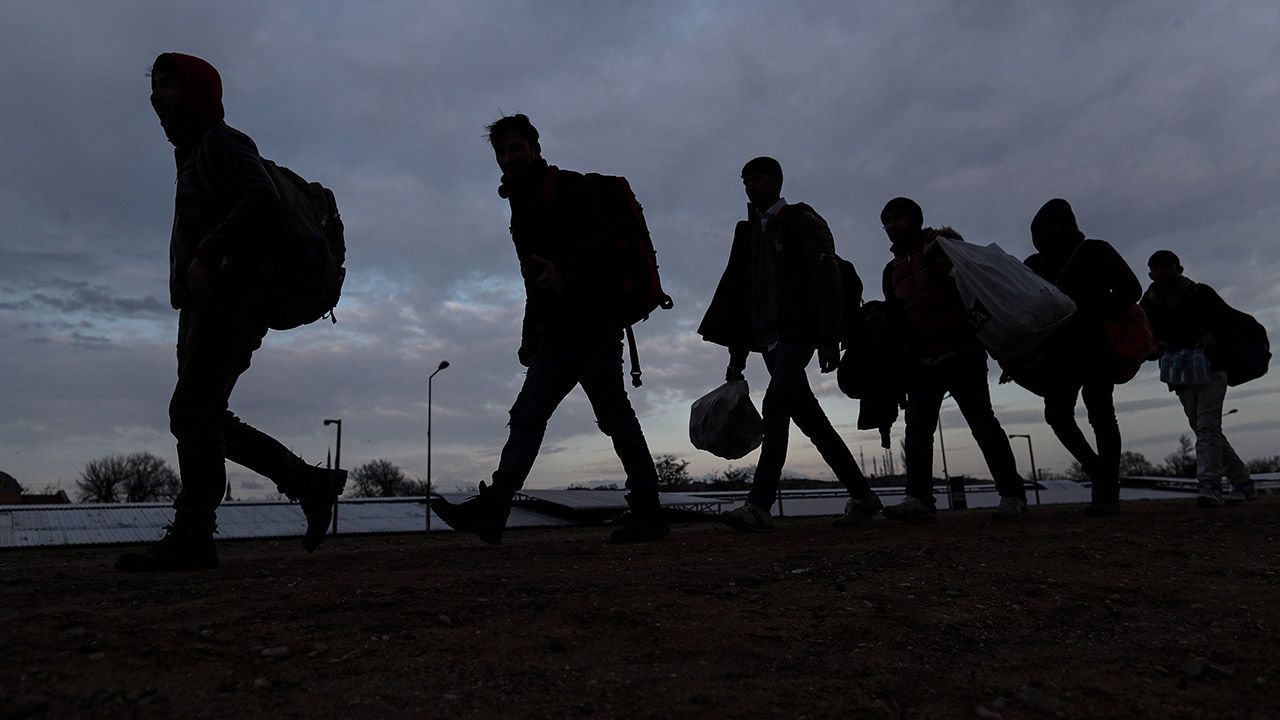 Aktualnie około 15 tys. migrantów przebywa po tureckiej stronie pasa granicznego (fot. PAP/EPA/SEDAT SUNA) Aktualnie około 15 tys. migrantów przebywa po tureckiej stronie pasa granicznego (fot. PAP/EPA/SEDAT SUNA)
