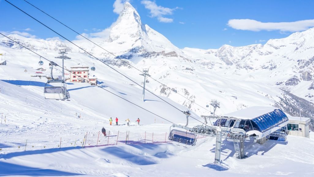 Szwajcarski Zermatt jest jednym z najbardziej luksusowych kurortów narciarskich na świecie (fot. NavinTar/Shutterstock)