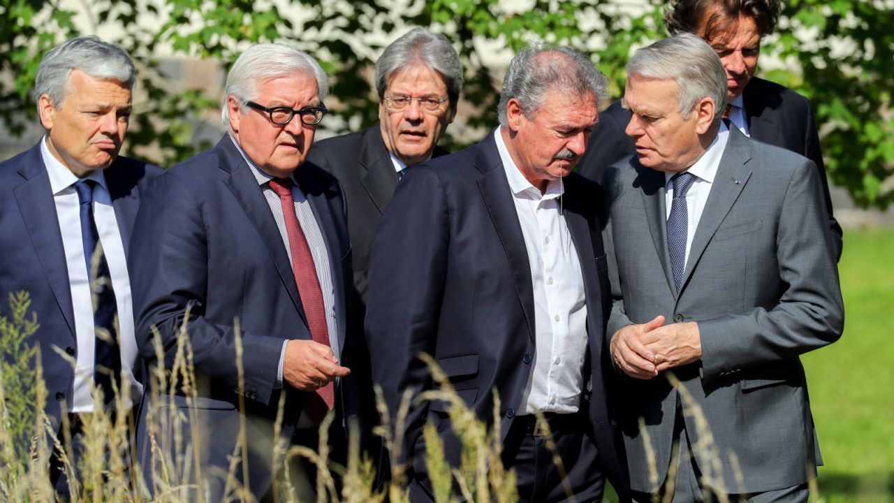 Frank-Walter Steinmeier (2L) zaprosił Jean-Marca Ayraulta (2P), Berta Koendersa (P), Paolo Gentiloniego (3L), Didiera Reyndersa (L) i Jeana Asselborna (3P) (fot. PAP/EPA/KAY NIETFELD) Frank-Walter Steinmeier (2L) zaprosił Jean-Marca Ayraulta (2P), Berta Koendersa (P), Paolo Gentiloniego (3L), Didiera Reyndersa (L) i Jeana Asselborna (3P) (fot. PAP/EPA/KAY NIETFELD)