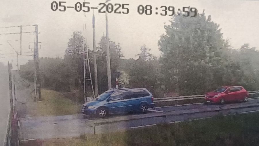 Policja szuka kierowców dwóch samochodów widocznych na zdjęciu (Fot. KPP Aleksandrów Kujawski) 