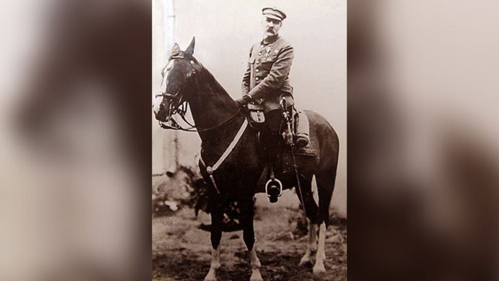 Tak, jak przedstawiony na zdjęciu z Kasztanką Józef Piłsudski, Wojciech Kossak był wielkim miłośnikiem koni. Fot. Wikimedia/ domena publiczna