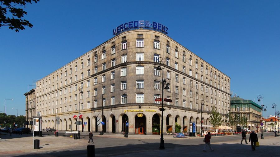 Dom Bez Kantów w Warszawie (8 kondygnacji) – zwyczajowo tak nazywa się budynek Funduszu Kwaterunku Wojskowego przy ul. Krakowskie Przedmieście 11 róg ul. Królewskiej. Ten modernistyczny gmach jest jednym z najlepszych przykładów tzw. warszawskiej szkoły architektonicznej. Wzniesiony w latach 1933–1935 według projektu Czesława Przybylskiego, autorem konstrukcji był Stefan Bryła. Fot. Marcin Białek - Praca własna, CC BY-SA 4.0, https://commons.wikimedia.org/w/index.php?curid=7591269